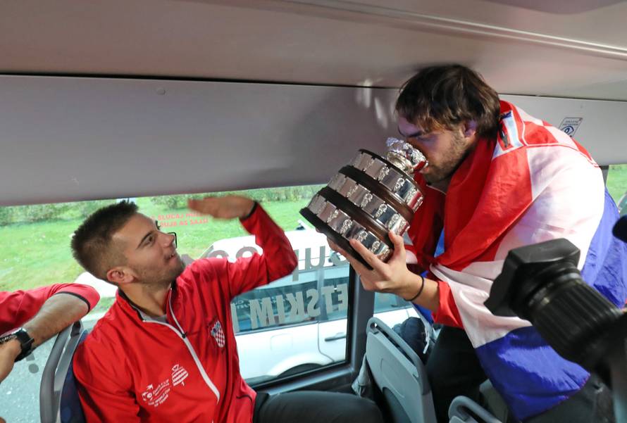 Pogledajte video iz busa: Čilić, Ćorić i društvo pili iz 'salatare