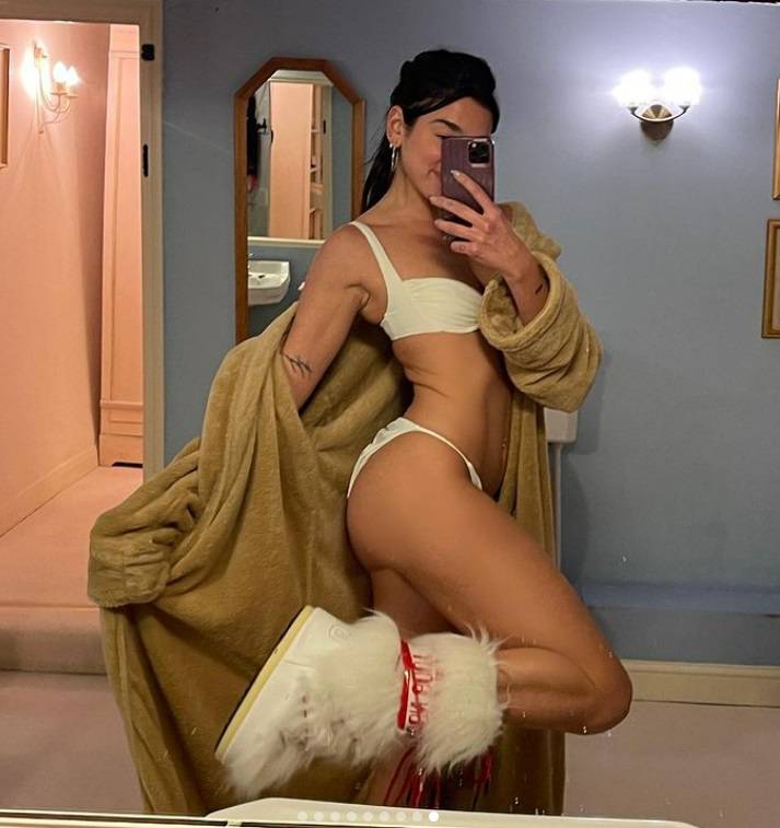 FOTO Fatalna Dua Lipa u bikiniju oduševila fanove, a misteriozni muškarac namazao joj je leđa