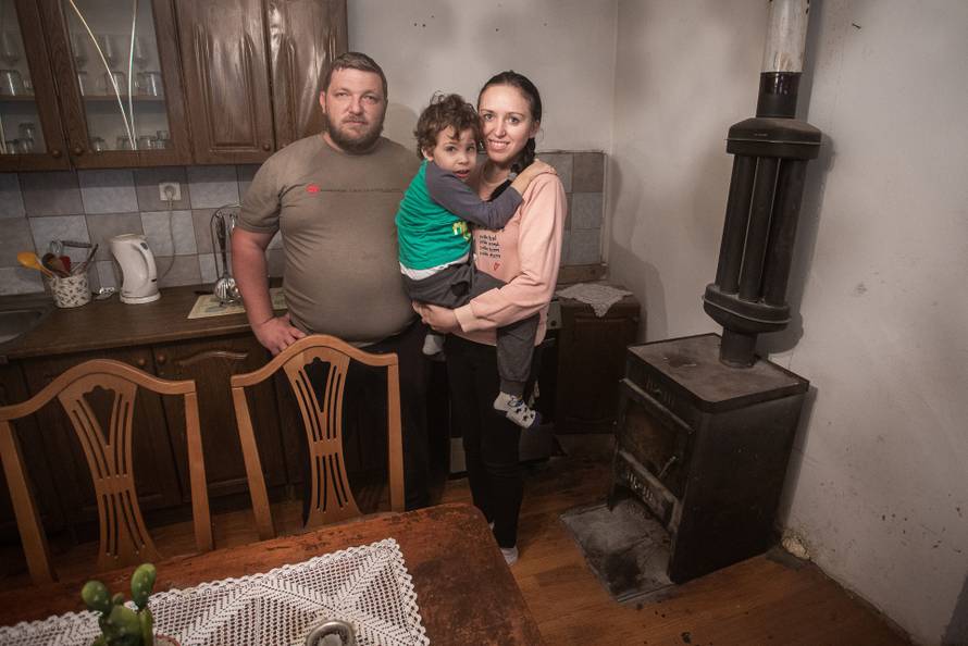 Andrej (3) živi u kući od blata punoj miševa: Teško govori i hoda, a mama ima epilepsiju