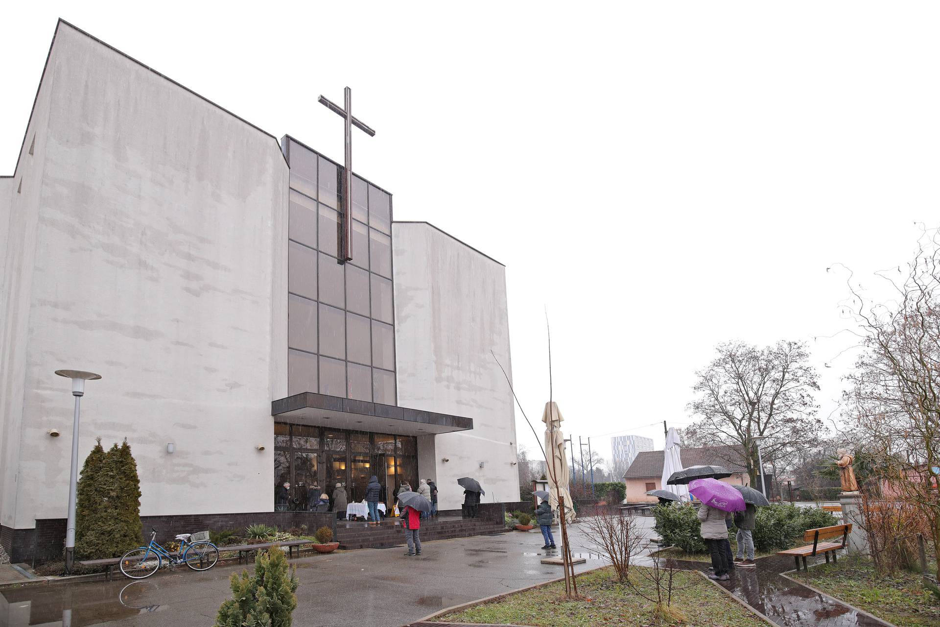 Sveta voda na senzor oduševila vjernike u zagrebačkoj crkvi