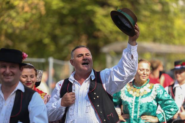 Vinkovci: Svečani mimohod sudionika 61. Vinkovačkih jeseni 