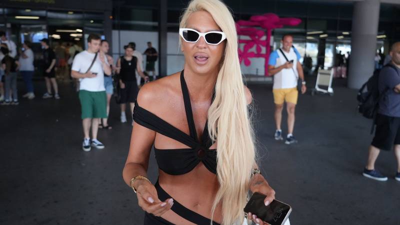 FOTO Usred kritika radi najave koncerta, Karleuša privlačila mnoge poglede na aerodromu