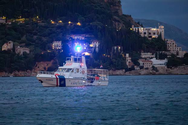 Dubrovnik: Osam osoba spašeno nakon prevrtanja kajaka, za njih troje se još traga, no još uvijek bez rezultata