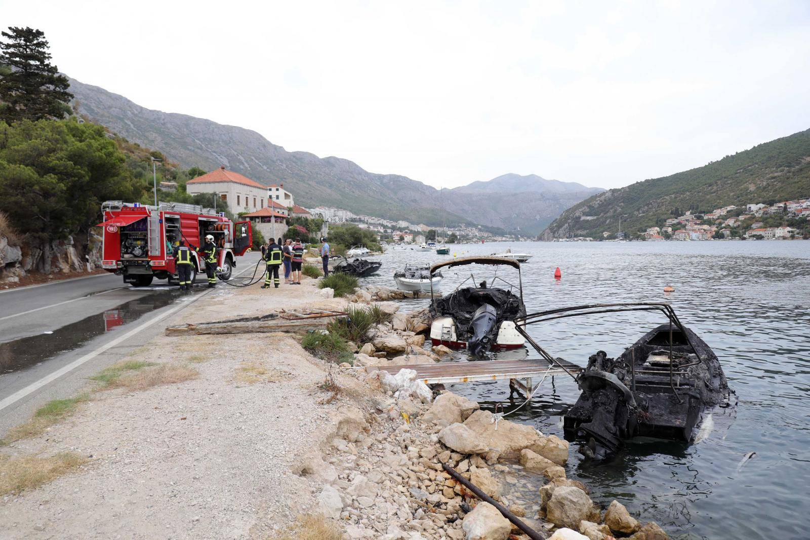 VIDEO Požar kod Dubrovnika: Gorjele brodice, jedan kombi, automobili, crni dim je posvuda