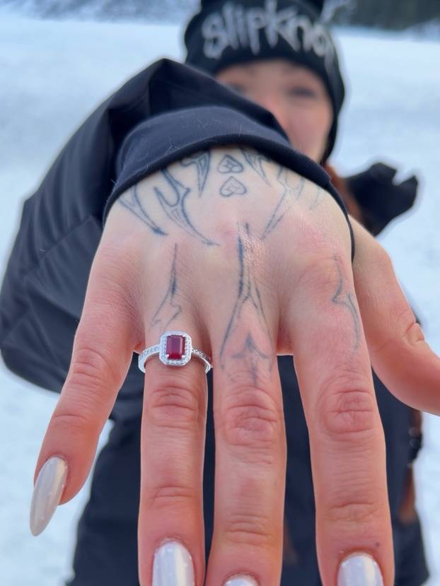 FOTO Najpoznatija Hrvatica na TikToku zaručila se za srpskog košarkaša. Pogledajte reakciju