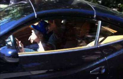 Nije auto još za njega: Bieber izazvao prometnu s Ferrarijem 