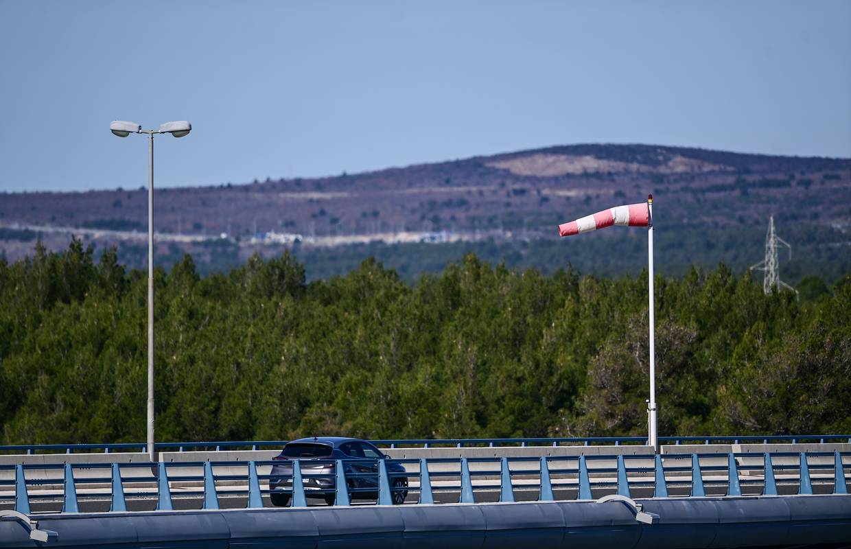 HAK: Zbog olujnog vjetra zatvorena autocesta A1 kod Sv. Roka te niz cesta prema jugu