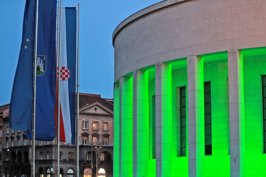 Na Dan svetog Patrika čak su i dizalice u Rijeci  - pozelenile...