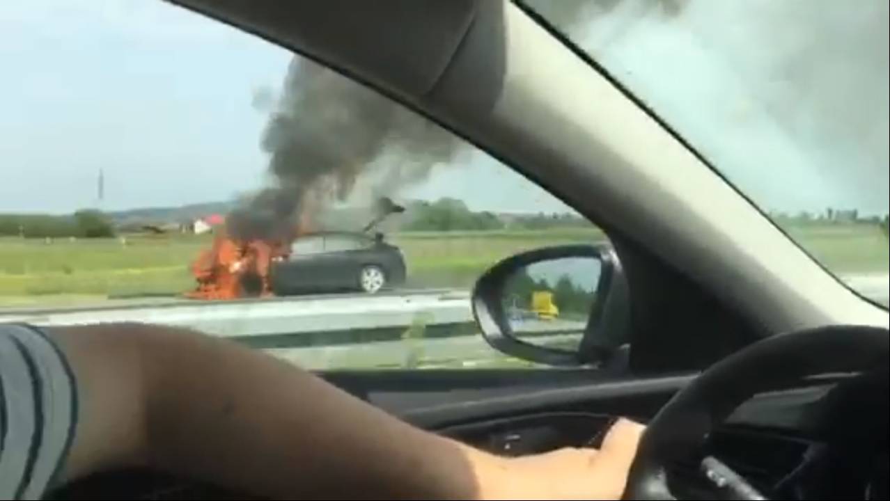 Buktinja na autocesti A3: Od automobila je ostao samo lim...