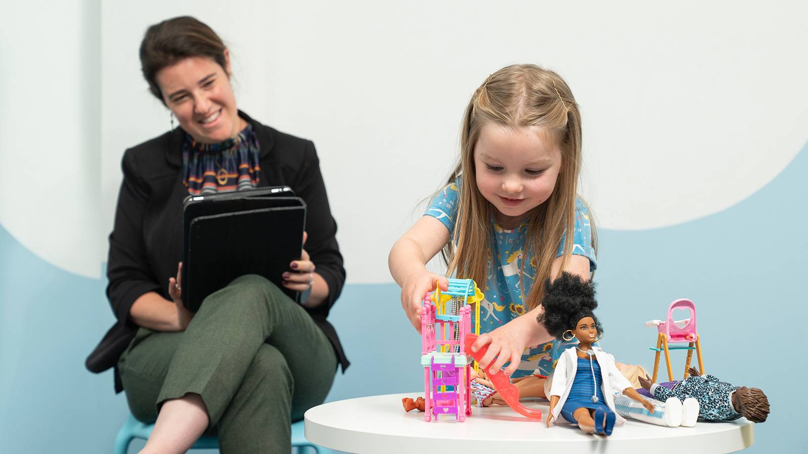 Istraživanje pokazalo da igra s lutkama pomaže djeci u razvoju empatije i socijalnih vještina