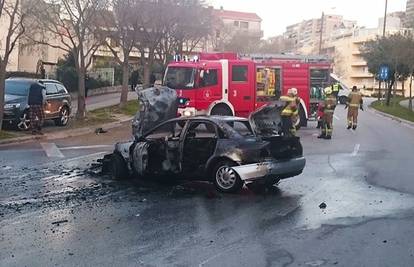 Audi potpuno izgorio, četiri mladića na vrijeme izašla van