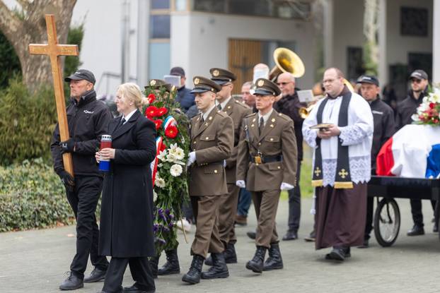 Vukovar: Posljednji ispraćaj i ukop identificiranih posmrtnih ostataka hrvatskog branitelja iz Domovinskog rata Stjepana Patka 