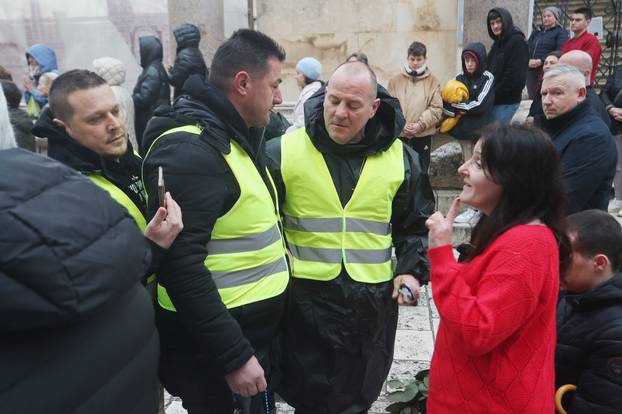 Split: Ana Fridrih Lekić među moliteljima na Peristilu izvela svoj performans