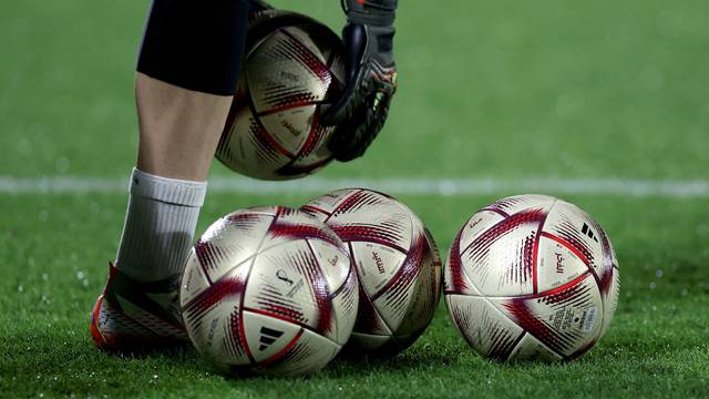 KATAR 2022 - Lopta Al Hilm tijekom treninga hrvatske nogometne reprezentacije