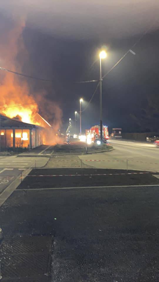 Opet požar u Đakovu, zapalio se godinama napušteni kiosk