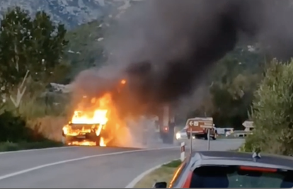 VIDEO Zapalio se putnički kombi kod Opuzena: Jedan vatrogasac lakše ozlijeđen, dobio opekline