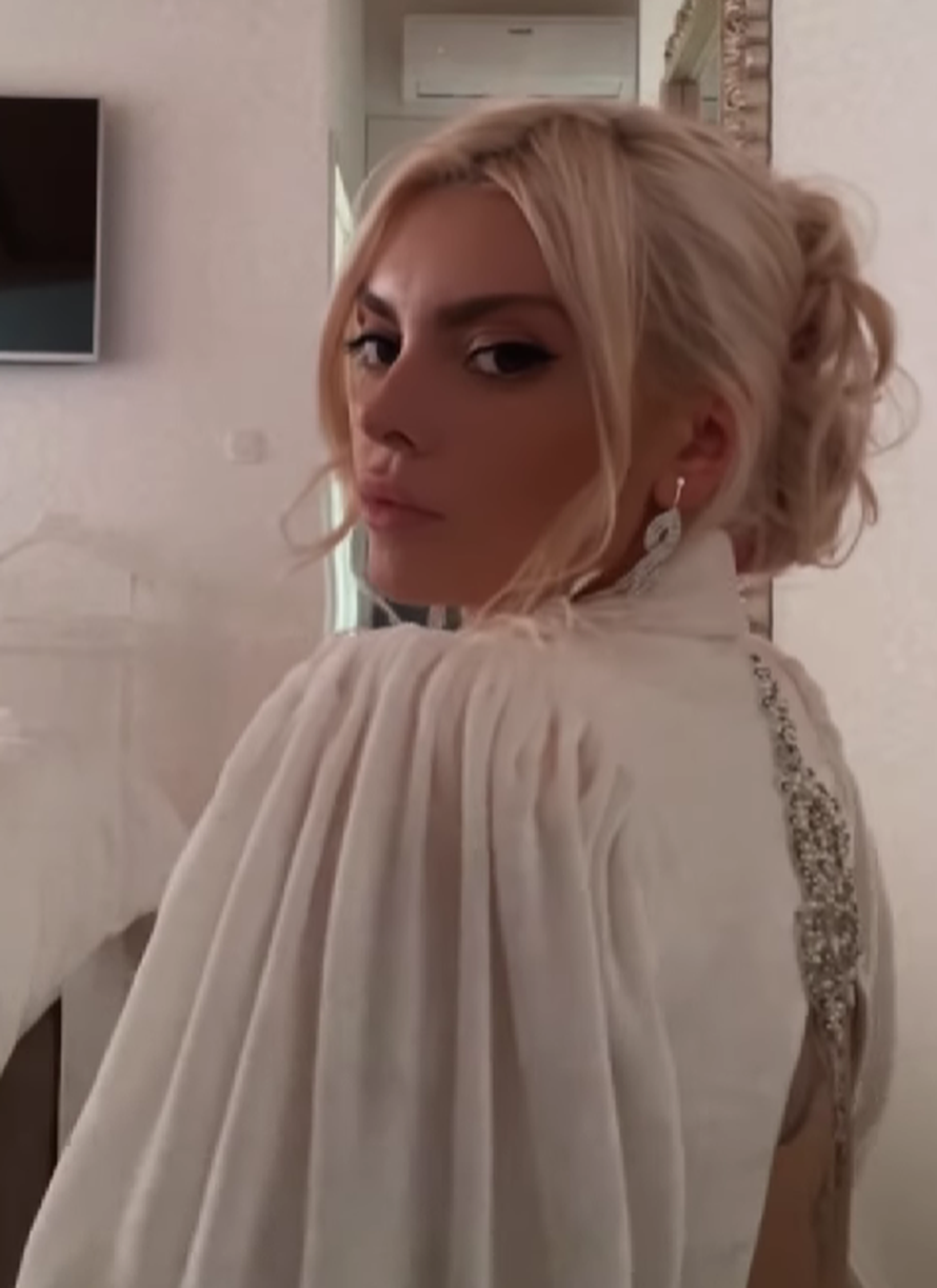 Ella opet u 'nezgodnoj' haljini s dubokim dekolteom i prorezom: 'Jesi li ovaj put obukla gaćice?'