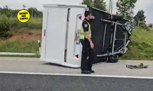 Pogledajte snimku: Kod Gospića se prevrnuo kamper, morali su zatvoriti jednu traku autoceste