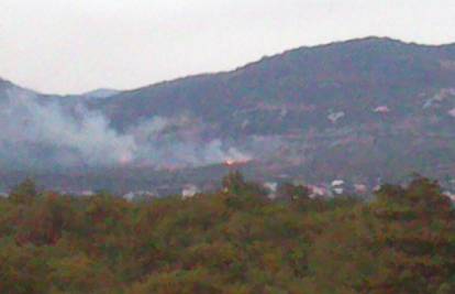 Gori na Kamešnici: Vatrogasci paze da vatra ne ugrozi staje 