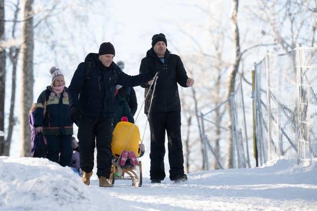Zagreb: Građani uživaju u suncem okupanom Sljemenu 