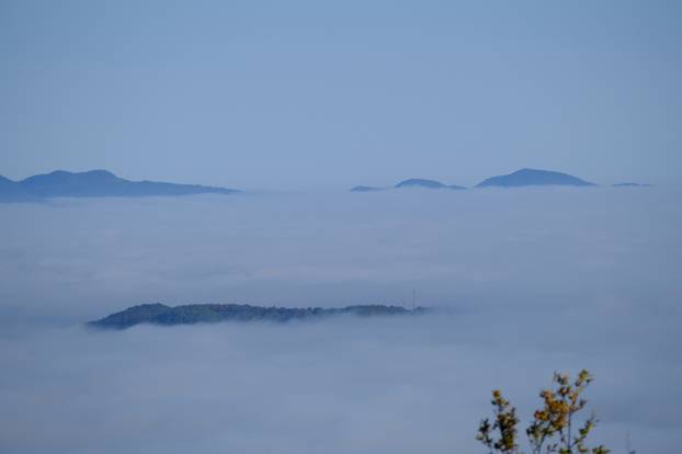 Pogled sa Sljemena na Zagreb koji je prekriven gustom maglom 
