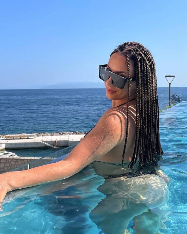 FOTO Twerkerica Sarah svoje je obline pokazala u tangicama...