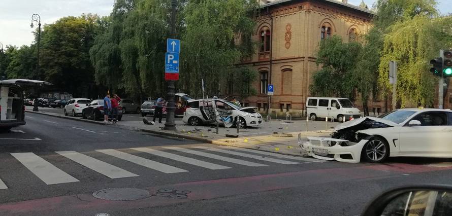 Sudarili se BMW i taksi: 'Jedan od njih je prošao kroz crveno...'