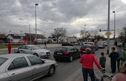 Nesreća u Zagrebu: U sudaru tri auta ozlijeđen jedan čovjek