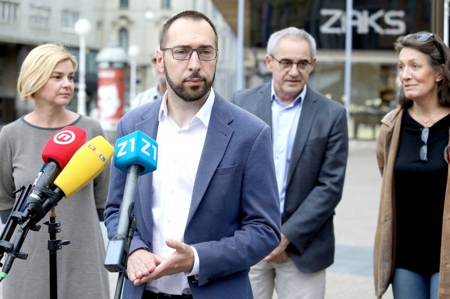 Zagreb: Na glavnom Trgu koalicija Možemo obratila se medijima i prikupljala potpise