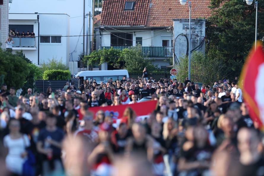 Sinj: Posjetitelji dolaze na hipodrom uoči početka Thompsonovog koncerta