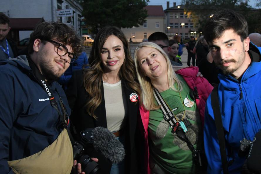 Virovitica: Severina dočekala srpske studente koji trče do Bruxellesa