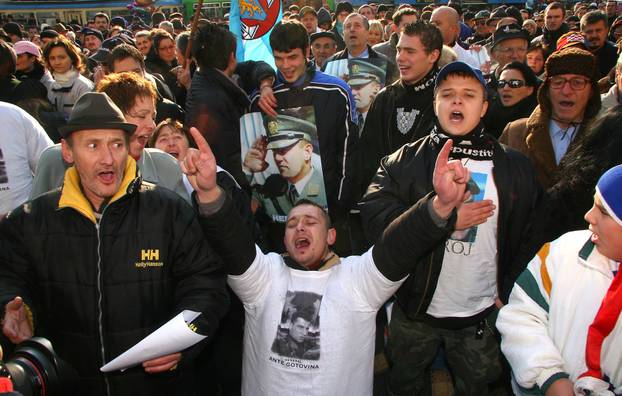 ARHIVA -  Tristotinjak osoba okupilo se na Jelačićevom trgu tijekom skupa podrške Gotovini