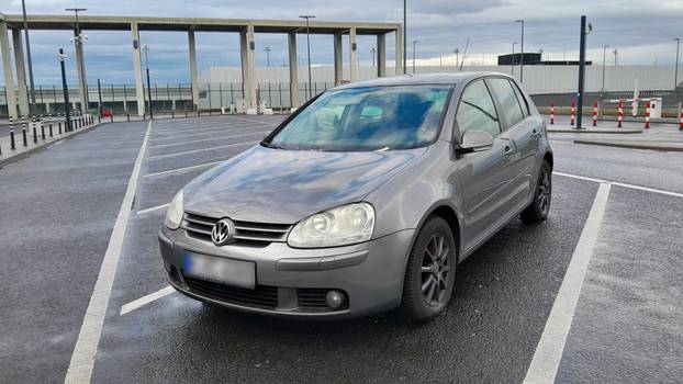 Misterij na berlinskom aerodromu: Golf stoji parkiran više od godinu dana, nakupio 200.000 eura kazni