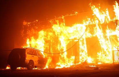 Požar uništio grad u Kaliforniji: Stanovnici su masovno bježali