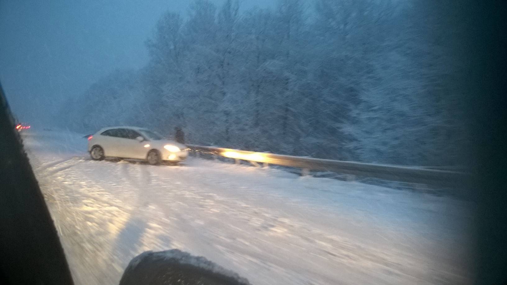 Snježni kaos: Neumorni vozači pomagali jedni drugima na putu