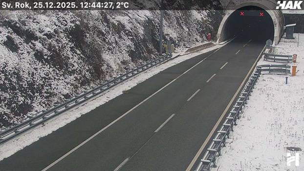 FOTO Pogledajte kakvo je stanje na cestama u Hrvatskoj: Snijeg u Lici, sunce 'provirilo' na jugu