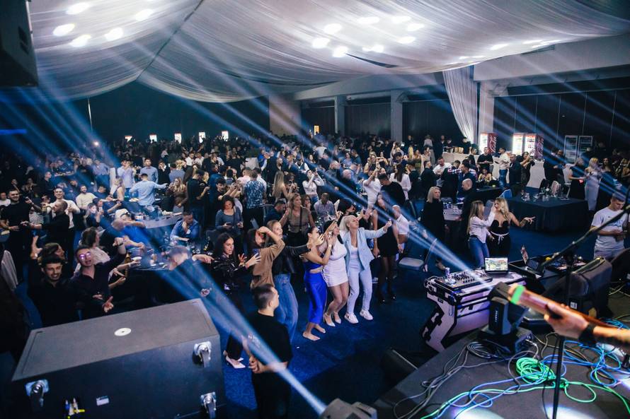 Spektakl za pamćenje – Aca Lukas i Mira Škorić zapalili Globus na Velesajmu!