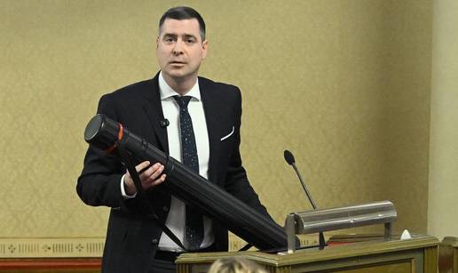 Herman u Gradsku skupštinu donio prometni stupić. Klisović mislio da  je to raketni bacač!