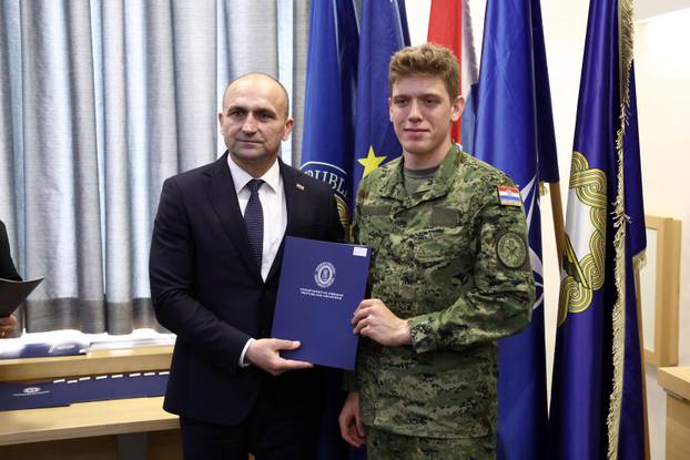 Zagreb: Ministar Anušić uručio ugovore vrhunskim sportašima i pričuvnicima Hrvatske vojske