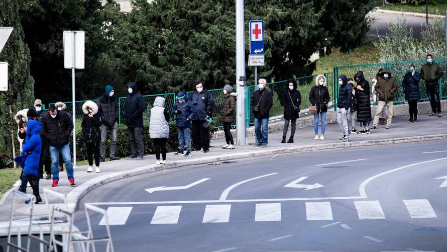 Splićani po ledenoj buri strpljivo čekali na testiranje na Križinama