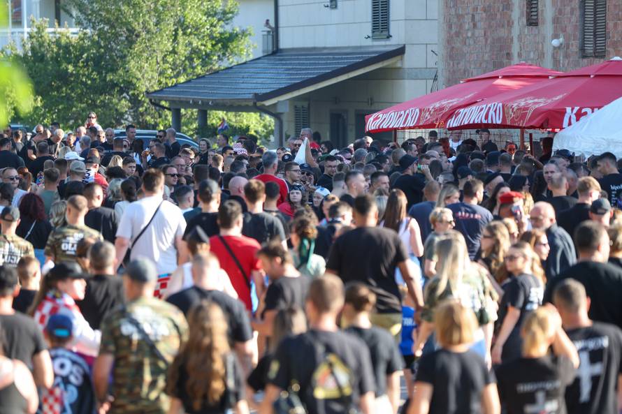 Sinj: Posjetitelji dolaze na hipodrom uoči početka Thompsonovog koncerta