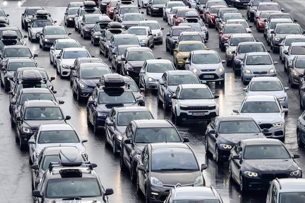 Početak skijaškog tjedna i kraj blagdana uzrok je gužve na graničnom prijelazu Bregana