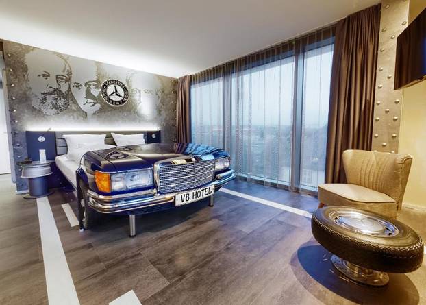 FOTO Jedinstveni hotel za ljubitelje auta: Noć provodite u preuređenim vozilima