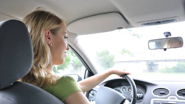 Ekskluzivni taksi sa ženama za volanom, muškarce ne prevoze