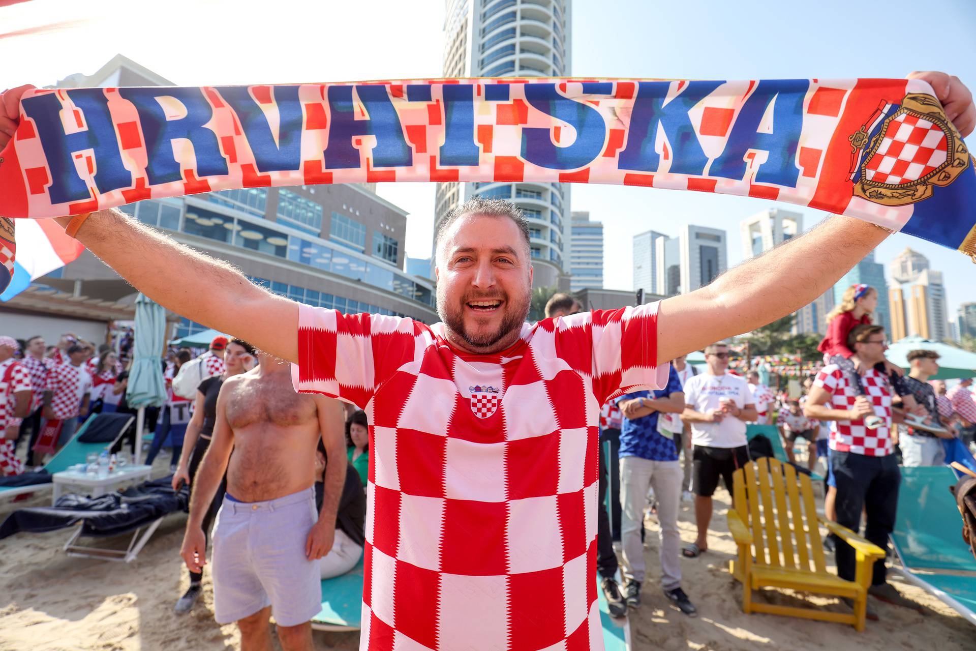 KATAR 2022 - Hrvatski navijači u Dohi podižu atmosferu za utakmicu protiv Argentine