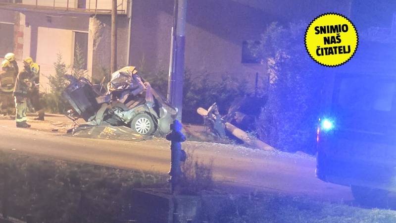 FOTO: UŽAS U ZAGREBU Auto sletio s ceste i prepolovio se. Čovjek poginuo, ima ozlijeđenih