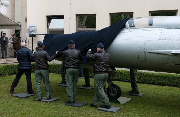 PereÅ¡inov avion koji je nakon 28 godina vraÄen u RH, izloÅ¾en ispred Ministarstva obrane