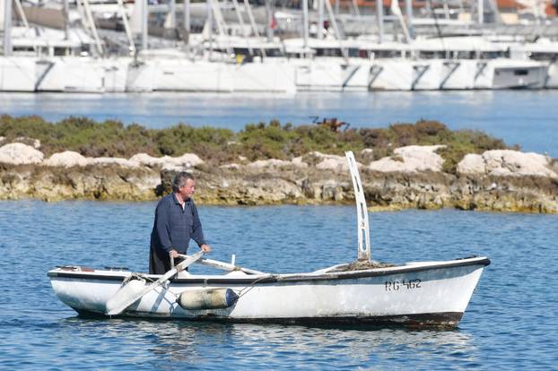 Rogoznica: Ribar u obilasku vrša u brodici na vesla