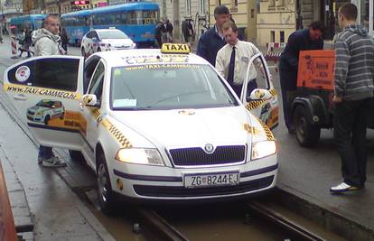 Taksist od tramvaja nije vidio rupu pa upao među tračnice