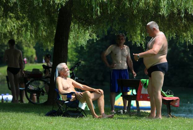 Karlovac: Spas od vrućina mnogi su potražili u rijeci Korani